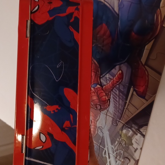 Spiderman 48 piece puzzle and lunchbox - Picture 6 of 9